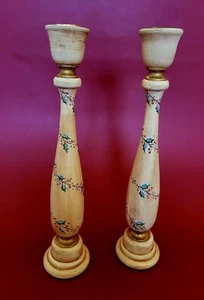 Kerzenständer rustikal Holz handbemalt mit Stechpalme Design, Kegelkerze 11" hoch - Bild 1 von 3