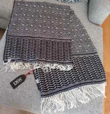 Manta tejida DSW con flecos blanco y negro 56"X50" nueva en paquete tiro afgano Foto 1 de 4
