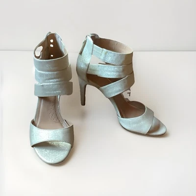 Dressbarn Talla 7.5 Dorado Claro Brillo Punta Abierta Tobillo Correa Cremallera Trasera Tacones Foto 1 de 4