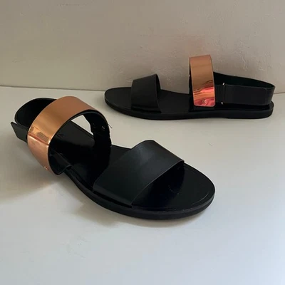 Sandalias Vince Ciara para mujer 8,5 cuero negro placa de metal planas silenciosas de lujo Foto 1 de 4