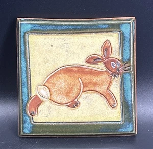 "Placa de pared Meredith Heywood Whynot cerámica conejito conejo arte azulejo NC 4,25""x4,25""" - Imagen 1 de 9
