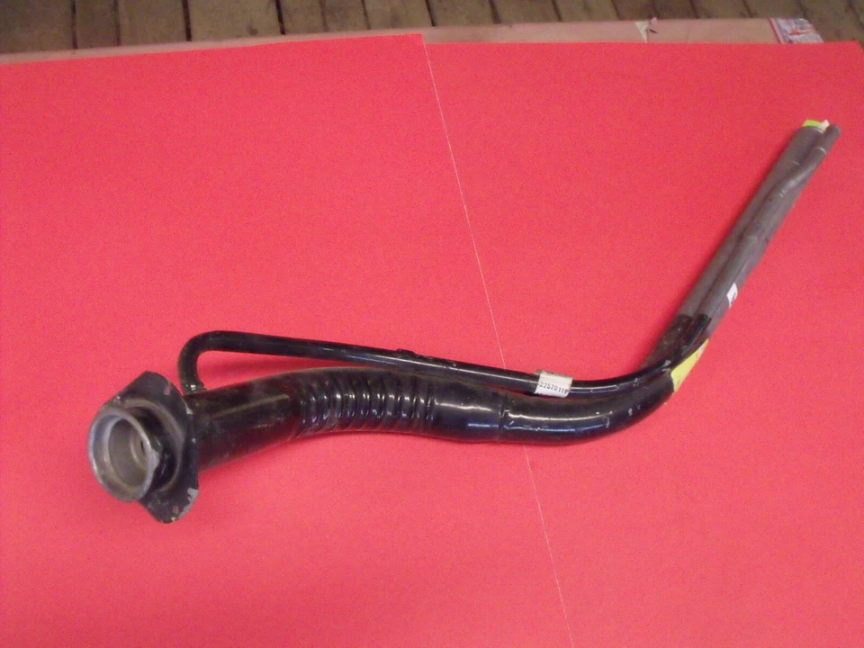 Tubo de entrada de llenado de tanque de gasolina Buick Skyhawk Oldsmobile Firenza 22520119 NOS 80-89 Foto 1 de 2