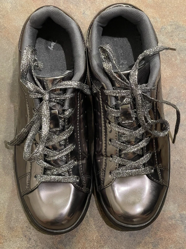 Zapatillas Plateadas Brillante Metálicas Moda por Qupid Pyramid con Cordones Plateados Talla 9 Foto 1 de 4