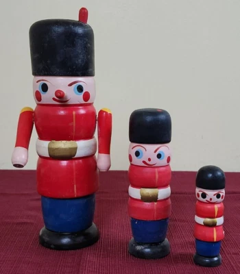 Винтажная игрушка/фигурки деревянных солдатиков Schackman Nest of 3 (#3367) с оригинальной коробкой - Изображение 1 из 4