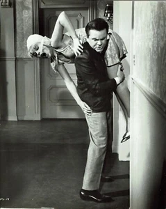 Elke Sommer Bob Crane Les Rêves Maléfiques De Paula Schulz Photo Vintage - Bild 1 von 2