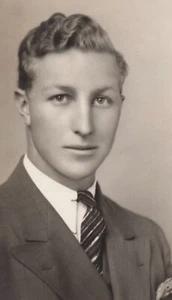 Handsome Man Portrait Wavy Hair Suit Tie Formal Studio Confident Look 1930's - Picture 1 of 3