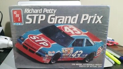 Kit Modelo 1/25 Vintage AMT #43 Richard Petty's STP-1990 Grand Prix 6728 Foto 1 de 2