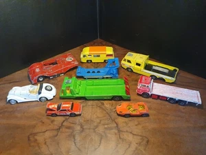 Set mit 8 Vintage-Spielzeugautos in unterschiedlichem Zustand. Einige Teile/Räde - Bild 1 von 24