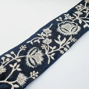 Treccia nastro bordo sari fiori panna nero 1 m 7,5 cm - Foto 1 di 2