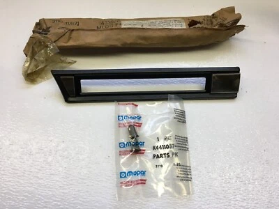 Новый из старых запасов 1985 Chrysler Lebaron Town & Country переднее крыло боковой габаритный фонарь молдинг - Изображение 1 из 4