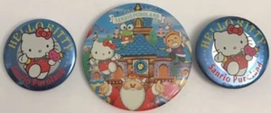 Lotto di 3 spille vintage HELLO KITTY Sanrio Puroland parco a tema bottoni distintivi - Foto 1 di 4