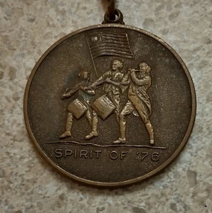 Portachiavi Vintage BICENTENARIO "SPIRITO DEL '76" Metallo Liberty Campanella Bandiera Fascia - Foto 1 di 3
