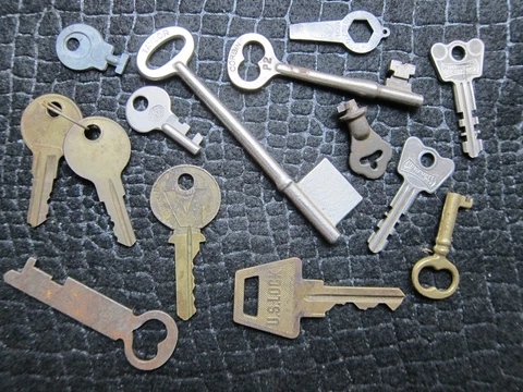 LOT OF  VINTAGE SKELETON/OR KEYS :  CORBIN, TAYLOR Cover