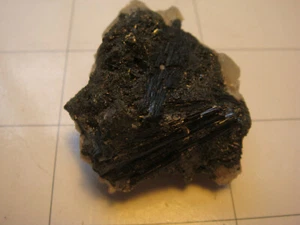 Tourmaline & Quartz Crystals Mineral Specimen Trial Harbour Tas 46 grams - Picture 1 of 5