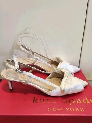 Kate Spade «Марсель» слоновой кости атласный бант слинга котенок каблук насосы Sz.7 $198 - Изображение 1 из 4