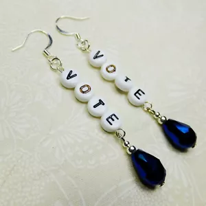VOTE Pendientes Colgantes Vidrio Azul Facetado Cuentas de Lágrimas y Cuentas de Letras en B&W NUEVOS - Imagen 1 de 2