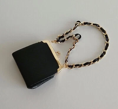 Cartera negra de lujo redefinida Integrity Toys FR Kyori Sato con cadena dorada Foto 1 de 3