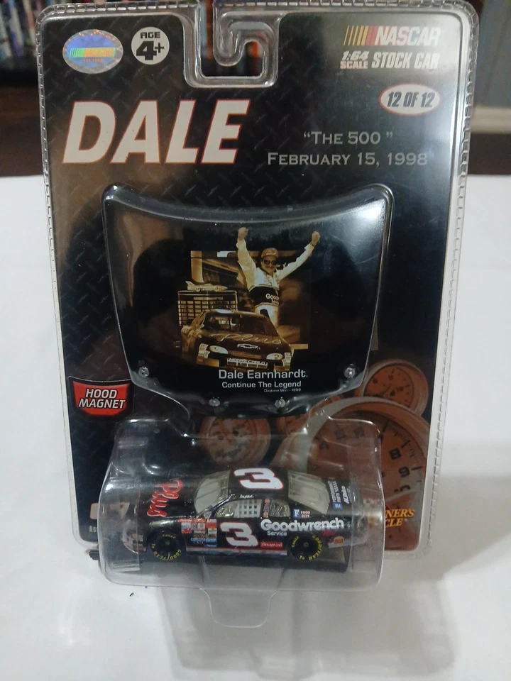 Un dicast Winners Circle Dale Earnhardt 2007 con un imán de capucha. Foto 1 de 3