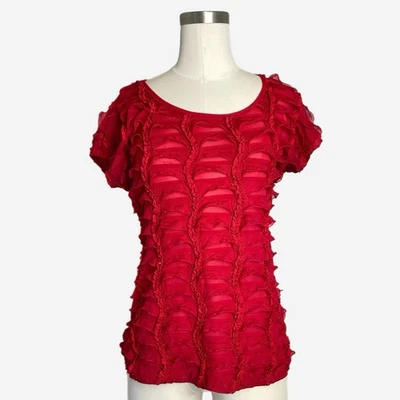 Top elástico New Directions Holiday rojo manga corta texturizado 3D volantes cuentas S Foto 1 de 4