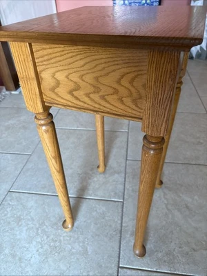 Soporte de roble altura 29 pulgadas ancho 14x16 superior se abre para almacenamiento Foto 1 de 4