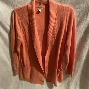 L L Bean Strickjacke vorne offen pfirsichfarben/lachsfarben, Größe Medium mit Taschen gebraucht, in einwandfreiem Zustand - Bild 1 von 11