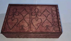 Karten- und Würfelbox aus Holz - rot mit 10 Würfeln und 2 Sets Spielkarten - Bild 1 von 4