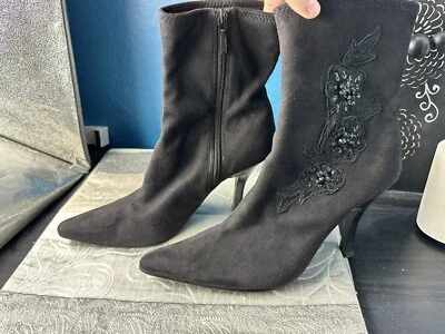 Botines al tobillo Apostrophe 9 "Olivia" negros de gamuza sintética con acento floral llamativo Foto 1 de 4