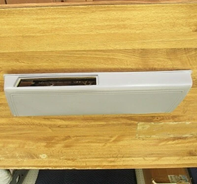 1985-1993 CADILLAC RH REAR DOOR ARMREST LT. GRAY DEVILLE, FWD FLEETWOOD LT GREY - Imagem 1 de 4