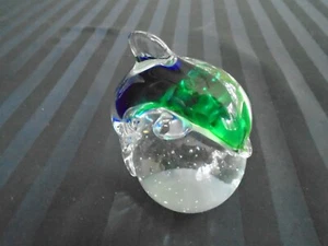 Pisapapeles C-941 delfín azul y verde en bola burbuja transparente - Imagen 1 de 4