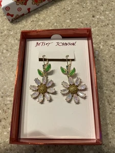 Orecchini traforati Betsy Johnson bianchi fiore margherita strass Bling - Foto 1 di 3