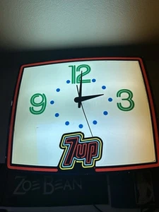 Collectors 7-Up Soda Light Up Clock! Great Condition - Picture 1 of 9