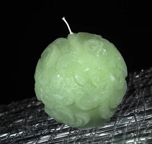 moonlights Kugelkerze Antik mit Ornamenten in grün - 14 cm handgefertigt - Bild 1 von 1