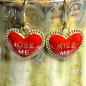 Gold Tone Red Heart Gold Kiss Me Charm Dangle Earrings. Valentines Day. S869 - Picture 1 of 4