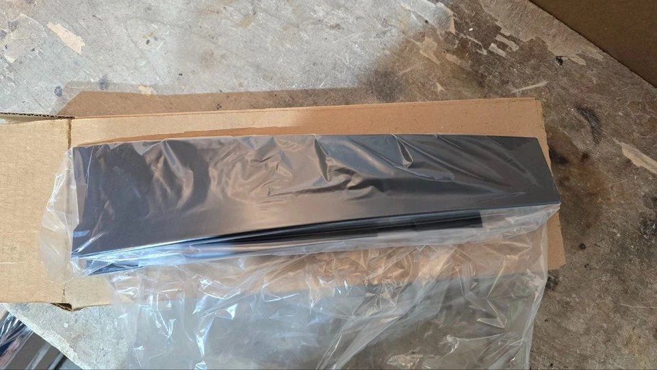 Chevrolet Malibu 2016-2025 OEM puerta trasera izquierda ventana pilar B moldura Foto 1 de 3