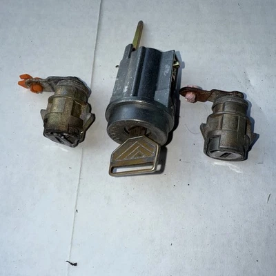 1995 Toyota 4Runner Ignition DRIVER PASSENGER Doors Locks W/KEY OEM Original Set - Image 1 of 3