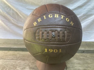 BRIGHTON 1901 espositore in pelle stile calcio. Supporto opzionale. Regalo. Festa del papà - Foto 1 di 2