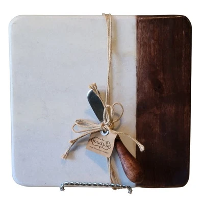 Juego de tabla de queso de mármol y madera Mud Pie 10′′ cuadrados – mármol blanco + esparcidor de madera Foto 1 de 4