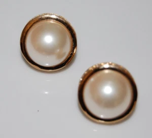 PENDIENTES ELEGANTES DE COLECCIÓN CHRISTIAN DIOR REDONDOS IMITACIÓN PERLA CABUJÓN LOGOTIPO DORADO POSTE - Imagen 1 de 14