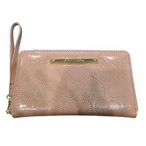 Betsey Johnson Kalbsleder Geldbörse rosa Patton Leder Design umlaufender Reißverschluss 8,1/4" x 41/4" - Bild 1 von 9