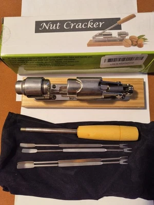 Cascanueces de acero y madera de caja abierta con bolsa de fieltro y 4 selecciones Foto 1 de 4