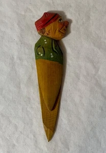 Vintage geschnitztes Holz Mann Lesezeichen deutscher Look grünes Hemd roter Hut 3 5/8" groß - Bild 1 von 3