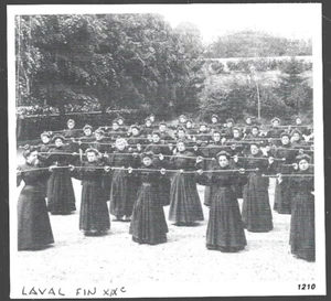 1986 - LAVAL . FIN XIXe . ENTRAINEMENT AU BATON . 4B134 - Picture 1 of 1