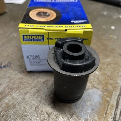 Bucha de braço de controle inferior dianteiro MOOG K7286 Chrysler Town & Country Voyager Dodge - Imagem 1 de 2