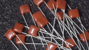 Quantità 20 - 39nF / .039uF Condensatori a pellicola 100v (100H 393) - Nuovi - Foto 1 di 1