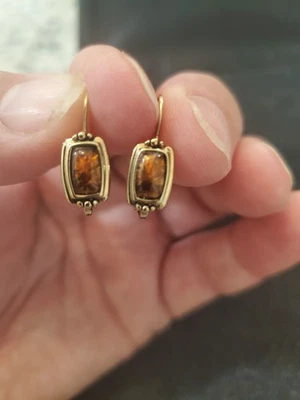 Pendientes Liz Claiborne ojo de tigre colgante tono dorado Foto 1 de 4