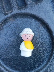 Vintage Fisher Price Little People Kinderzimmer Baby mit Mütze - Bild 1 von 3
