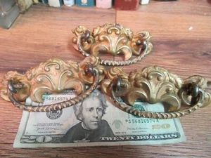 3 DE COLECCIÓN ANTIGUO ORNAMENTADO CAJÓN DE LATÓN ANILLO DE TIRO HERRAJES MANIJAS PUERTA ARCO - Imagen 1 de 7