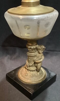 Antigua lámpara de aceite victoriana del siglo XIX querubín desnudo putti en columna neoclásica Foto 1 de 4