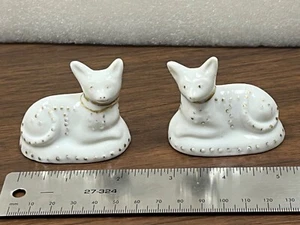 2 RARE EARLY ANTIQUE Chelsea Gold Anchor Porcelain Staffordshire FOX FIGURINES - Picture 1 of 2