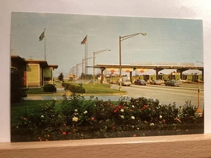 Entrance and Toll Booths at Delaware Memorial Bridge: - Vintage Postcard - Picture 1 of 3